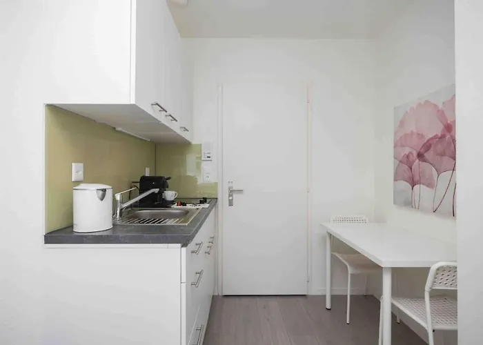 شقة Urban Oasis With Queen Bed And View Be-33