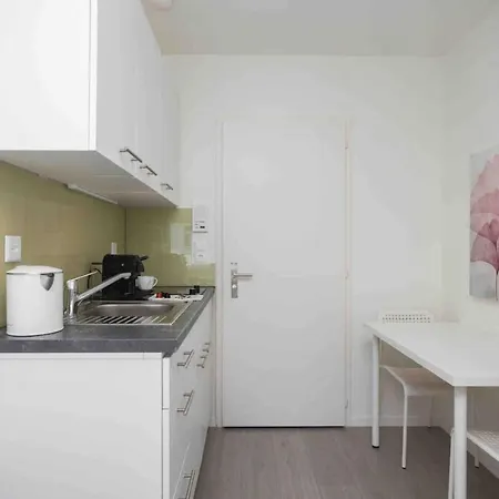 아파트 Urban Oasis With Queen Bed And View Be-33