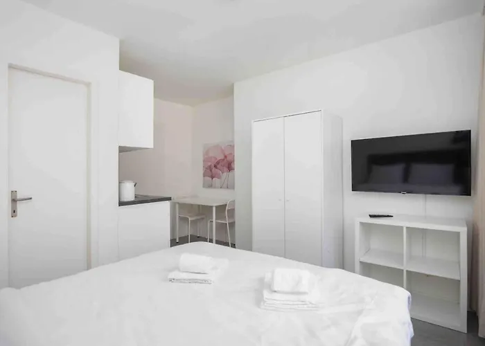 Urban Oasis With Queen Bed And View Be-33 * Zürich